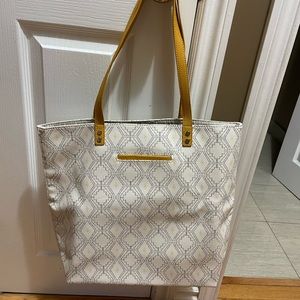 Thirty-One All Around Tote in Geo dots